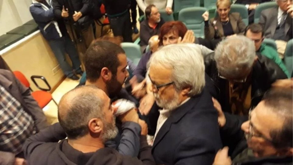 Επεισόδια σε ομιλία Πετρόπουλου και Παπανάτσιου – Σπρωξιές και φωνές μεταξύ στελεχών του ΣΥΡΙΖΑ και πολιτών